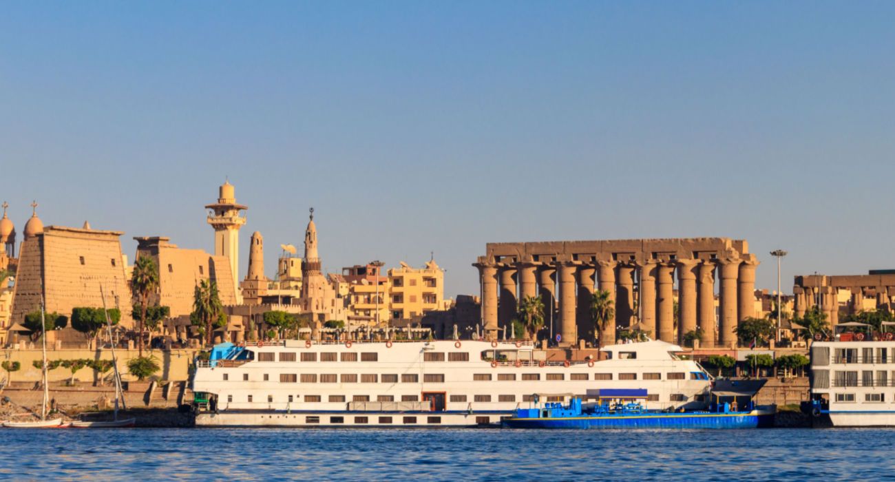 Rio Nilo em Luxor e templos com barco de cruzeiro