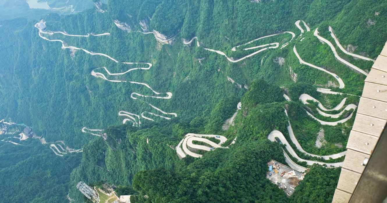 a vista da estrada sinuosa nas montanhas tianman