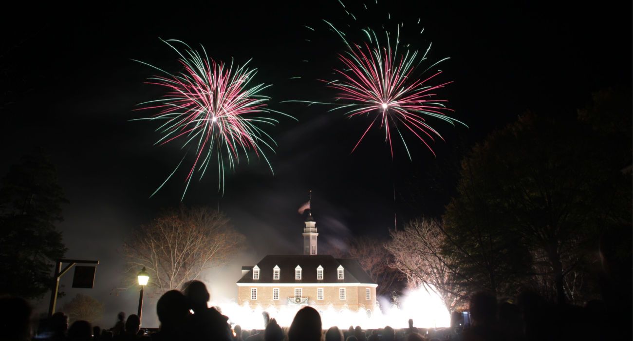 Fogos de artifício para a Grande Iluminação anual na histórica Williamsburg Virgínia