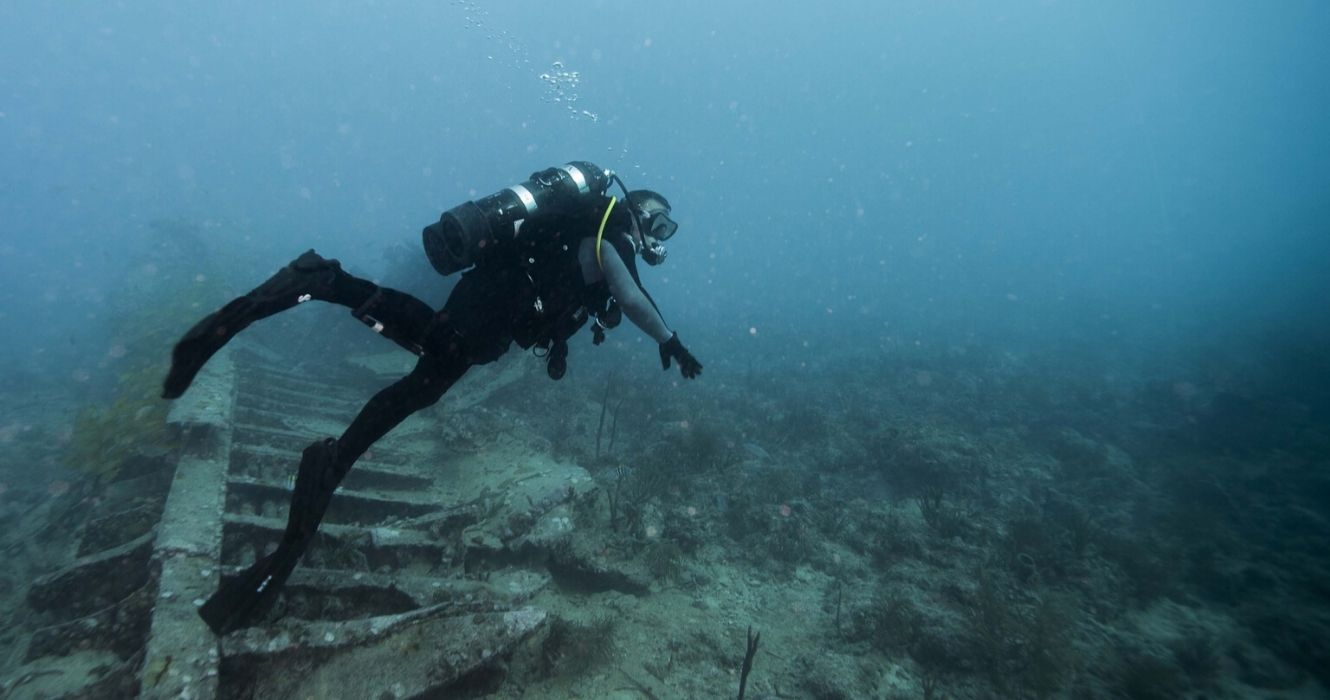 Mergulhador debaixo d'água no Triângulo das Bermudas