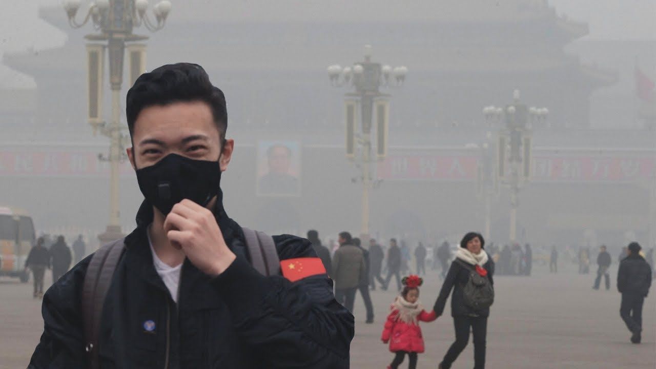 Homem parado em Beijing smoong