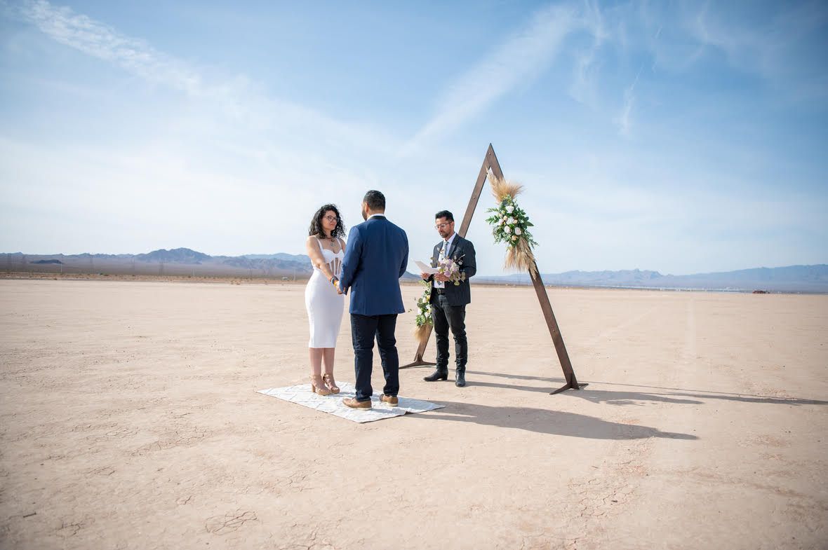 Casal se casando no deserto