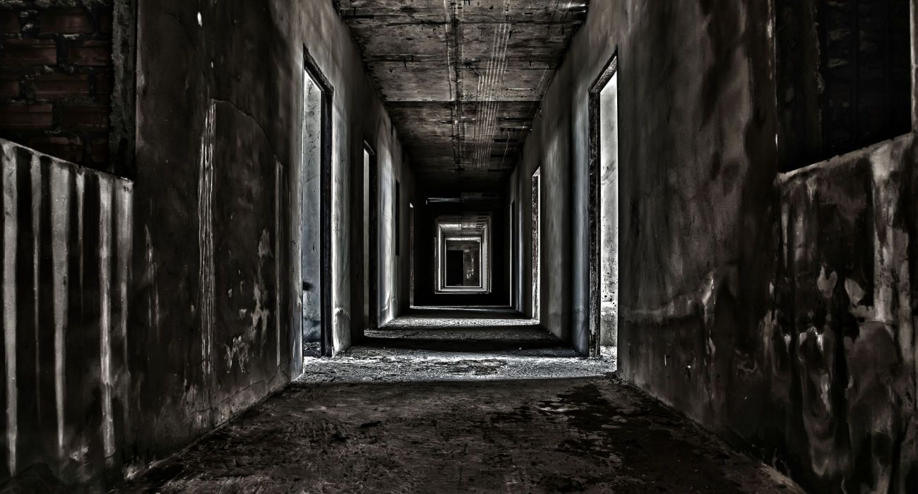 passarela de corredor assustador em prédio abandonado