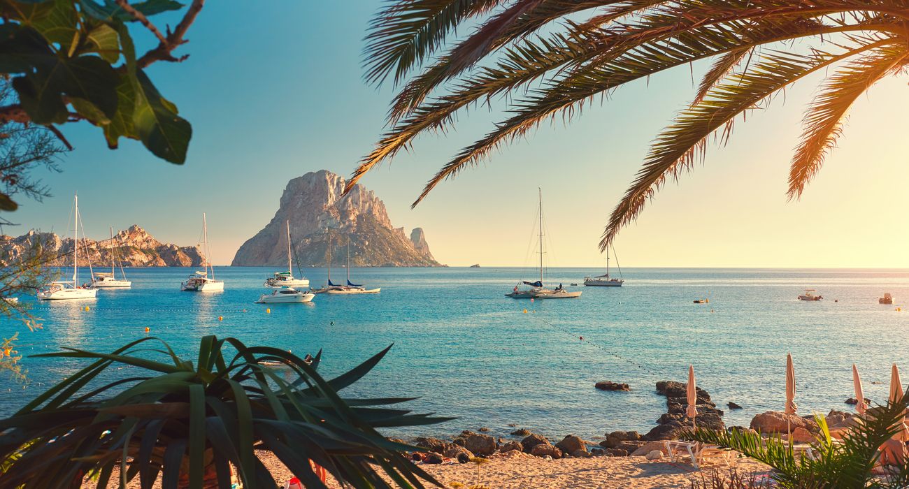 Embarcações atracadas na baía.  Ilha de Ibiza, Ilhas Baleares