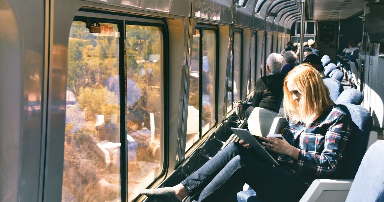 um passageiro lendo em um trem amtrak
