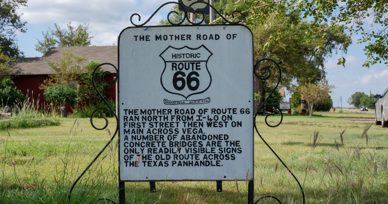 uma placa detalhando a história da rota 66