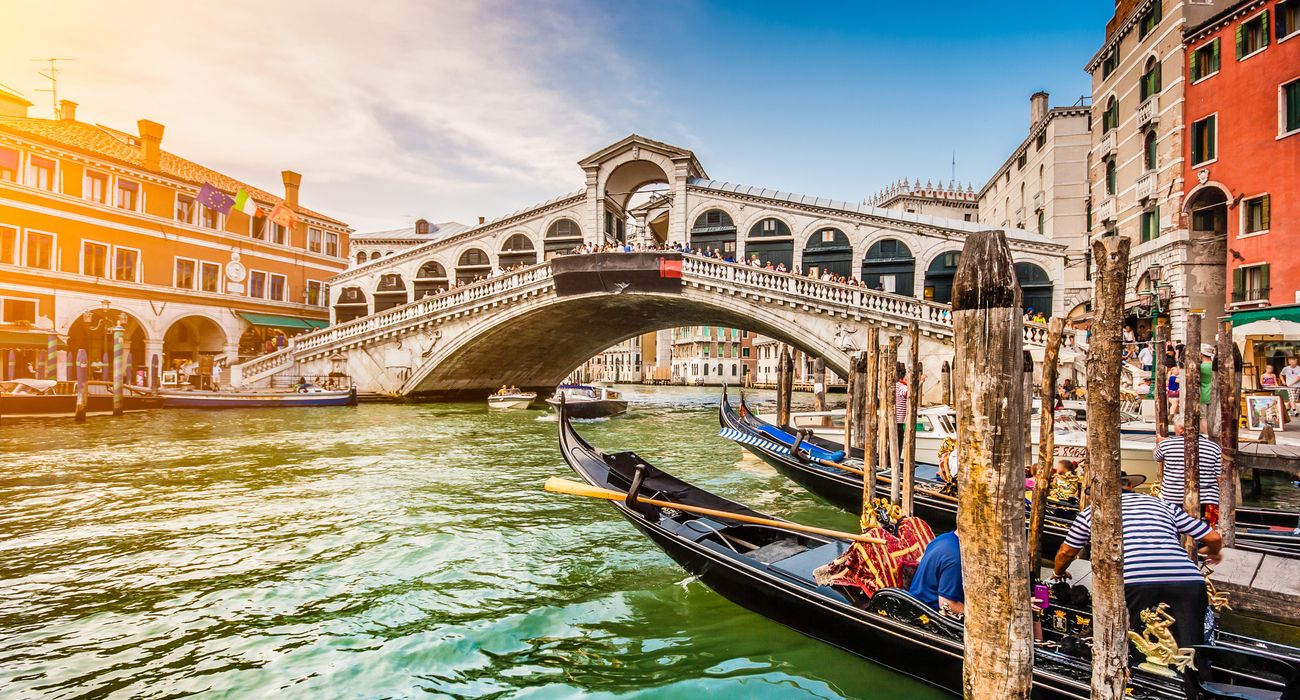 Ponte Rialto ao pôr do sol em Veneza, Itália