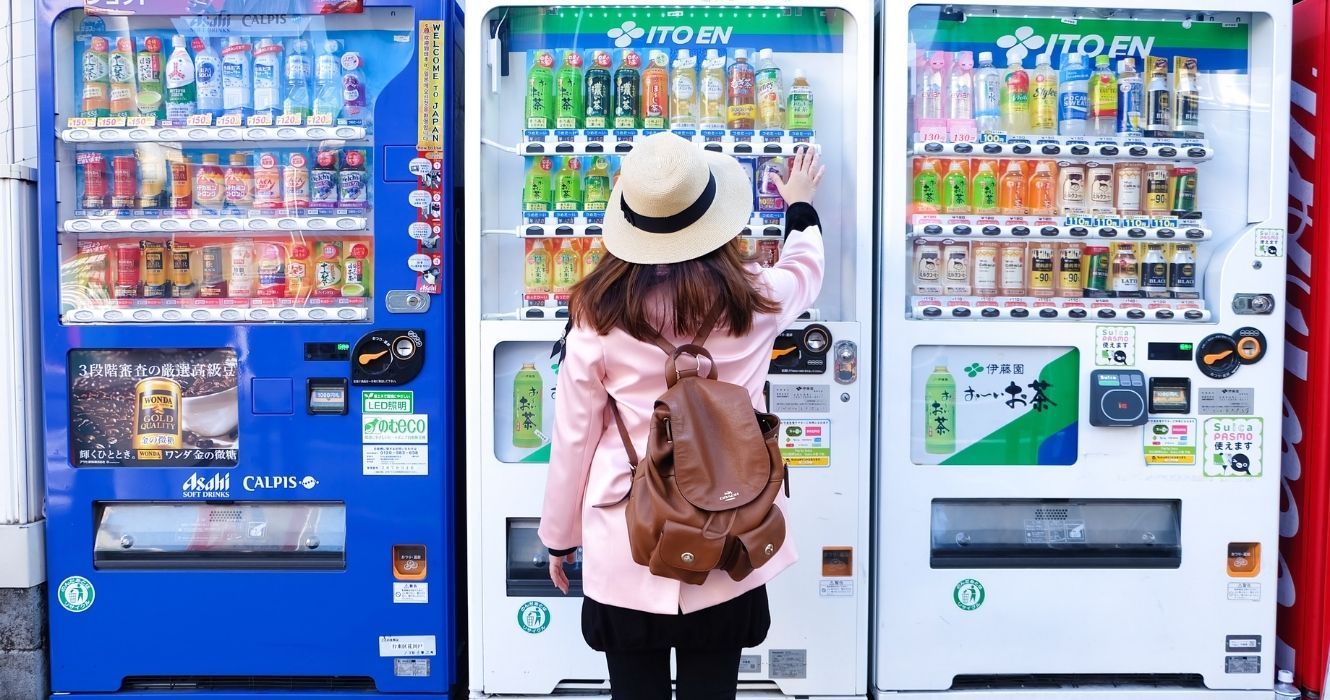 uma mulher usando uma máquina de venda automática no Japão