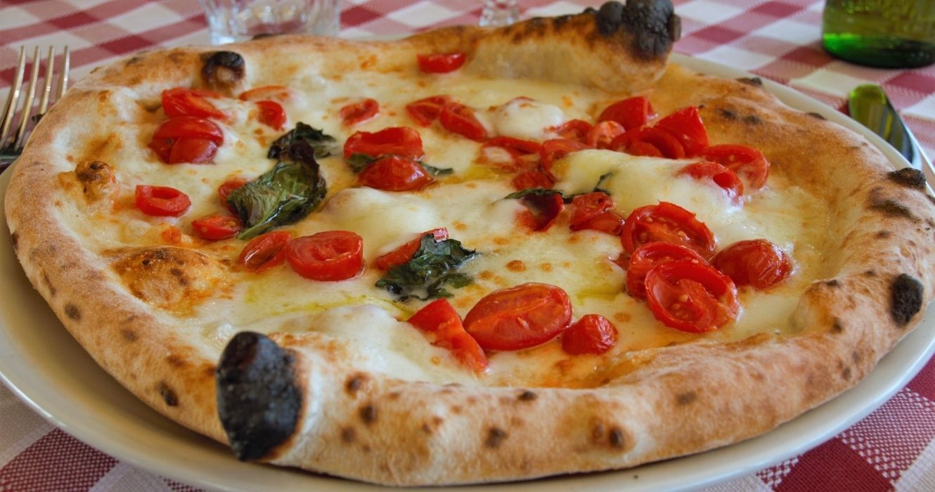 uma pizza margherita em nápoles, itália