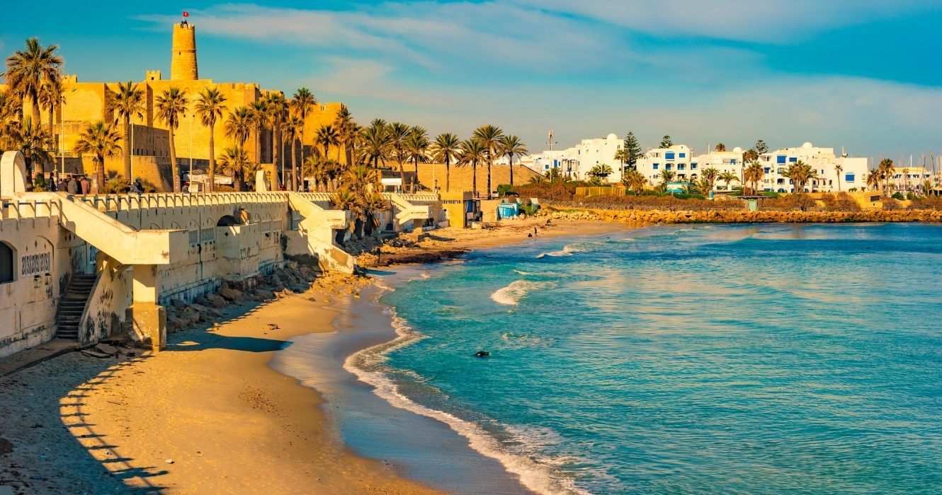 uma praia em monastir, tunísia ao pôr do sol