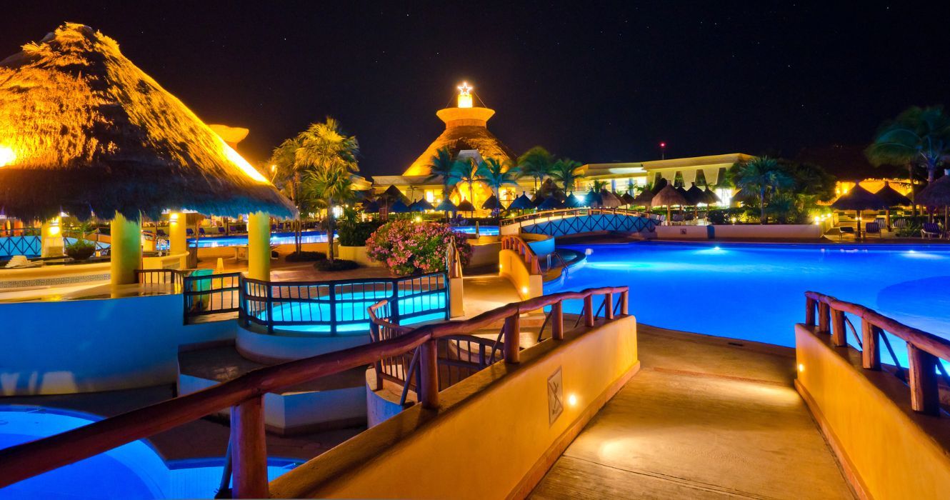 a piscina em um resort de praias na jamaica à noite