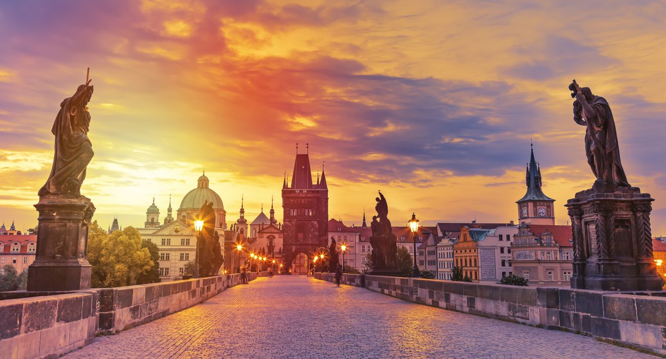 Charles Bridge em Praga durante o pôr do sol, República Tcheca