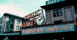 the sign for the farmers market at public market in seattle, washington