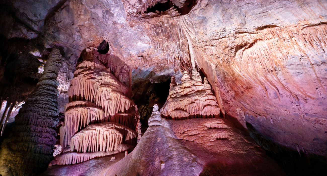 Formações de calcário em Lewis e Clark Caverns