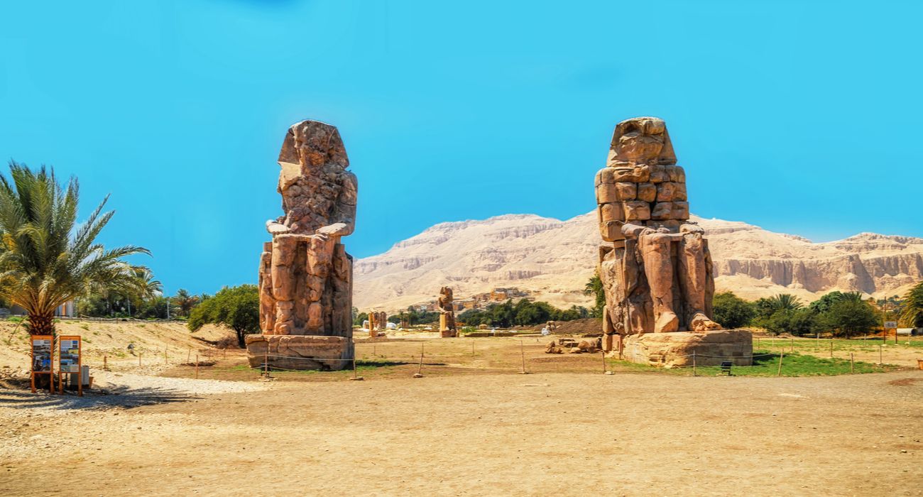 Colossos de Memnon perto de Luxor