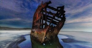 the fort stevens shipwreck at night in oregon