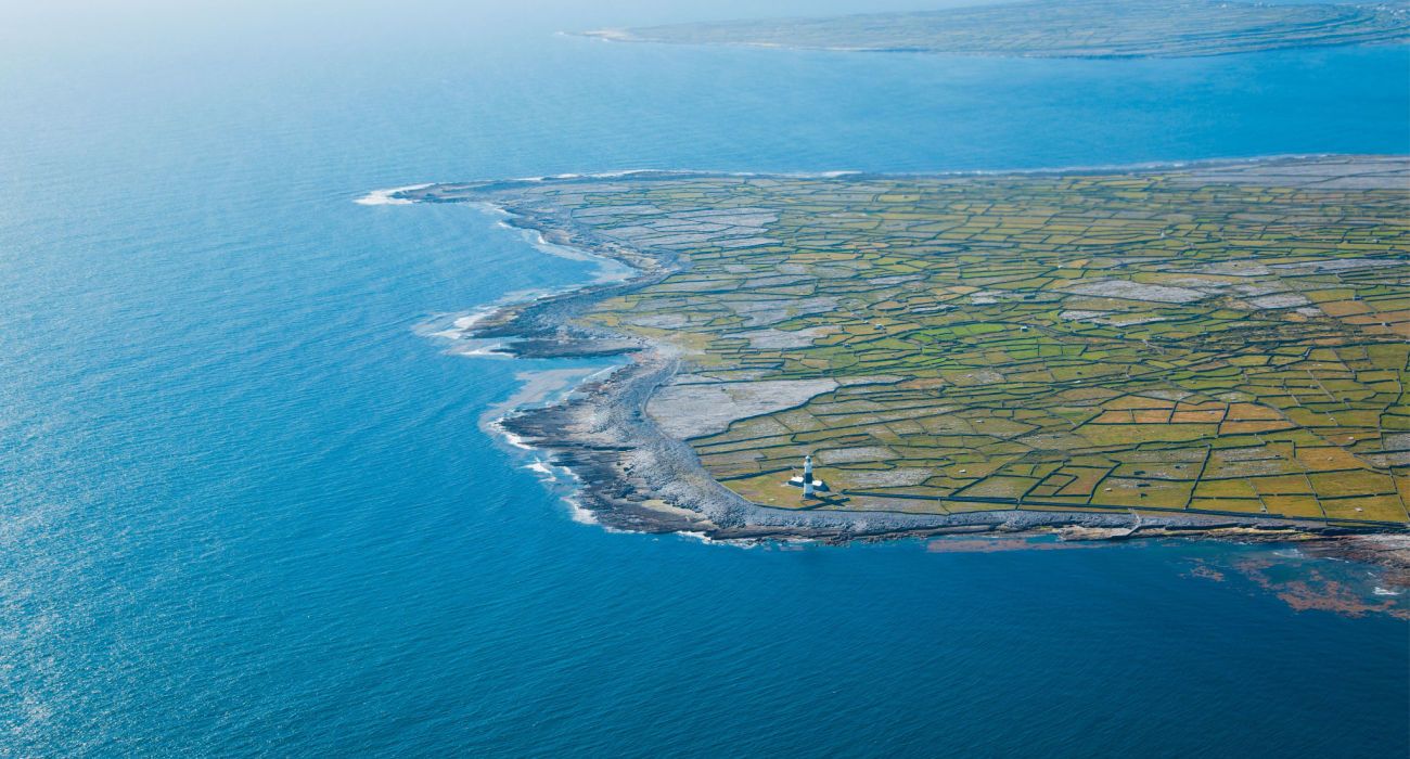 Paisagem aérea do farol na Ilha Inisheer