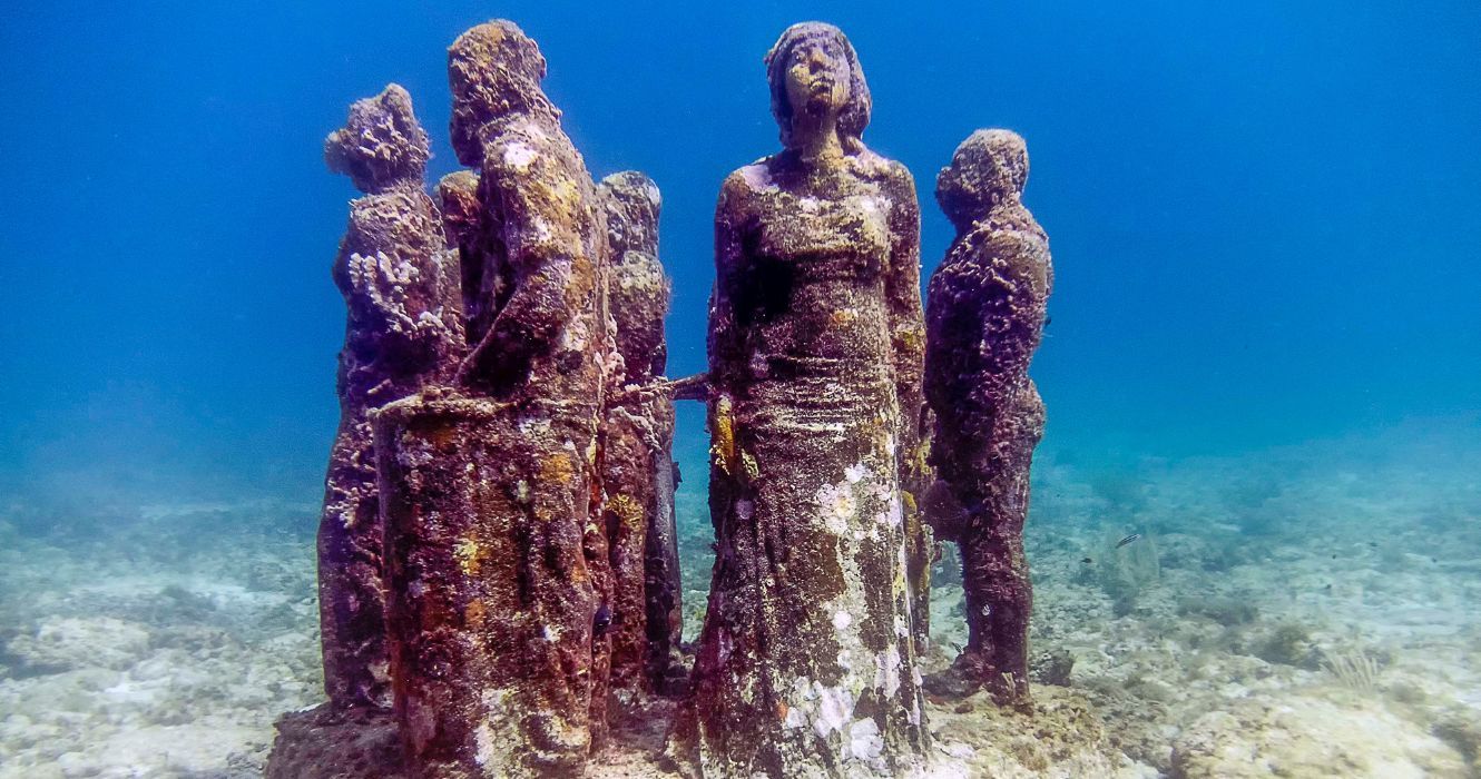 uma estátua no museu subaquático de arte em cancun