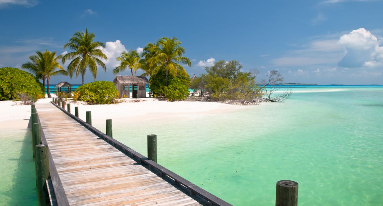 Cais para uma praia tropical de Bahaman