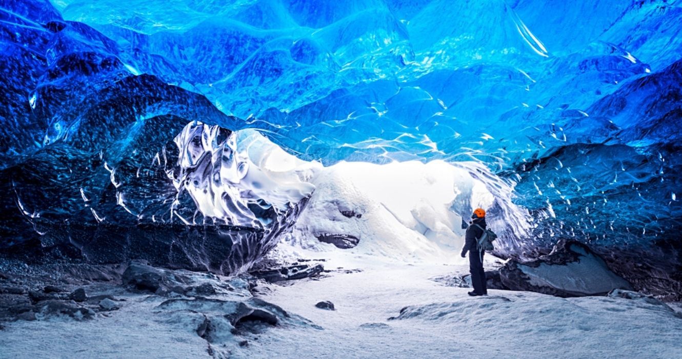 dentro de uma caverna de gelo na islândia
