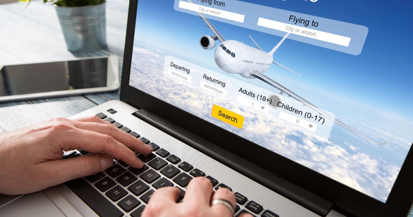 viajante que procura voos online