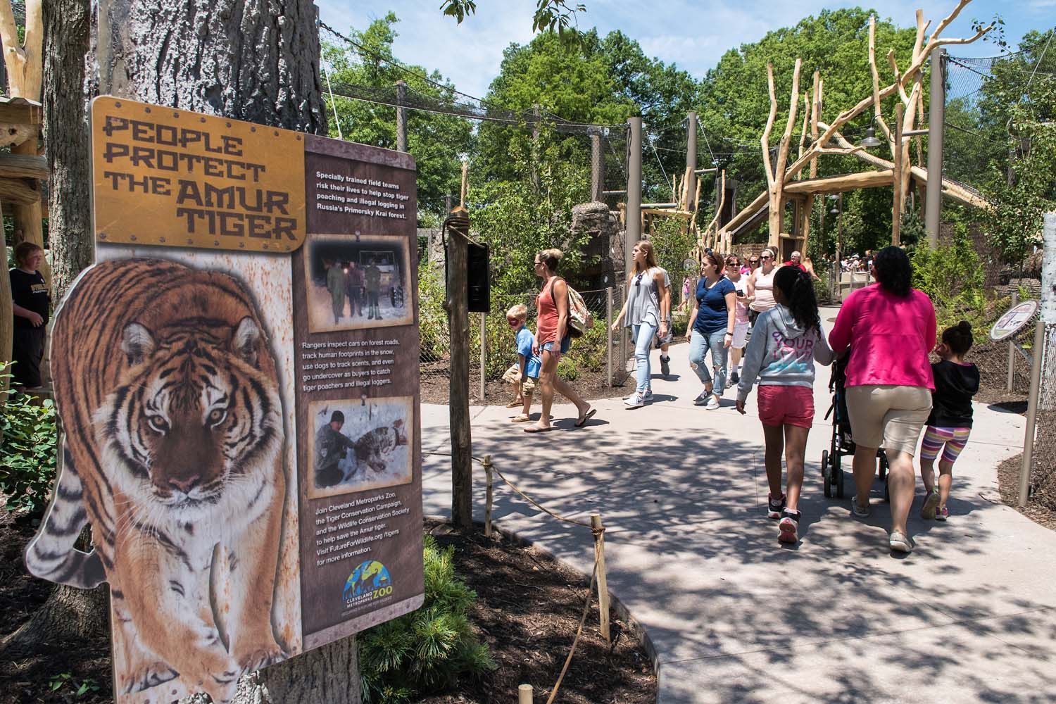 Visitantes do jardim zoológico de Cleveland Metroparks 