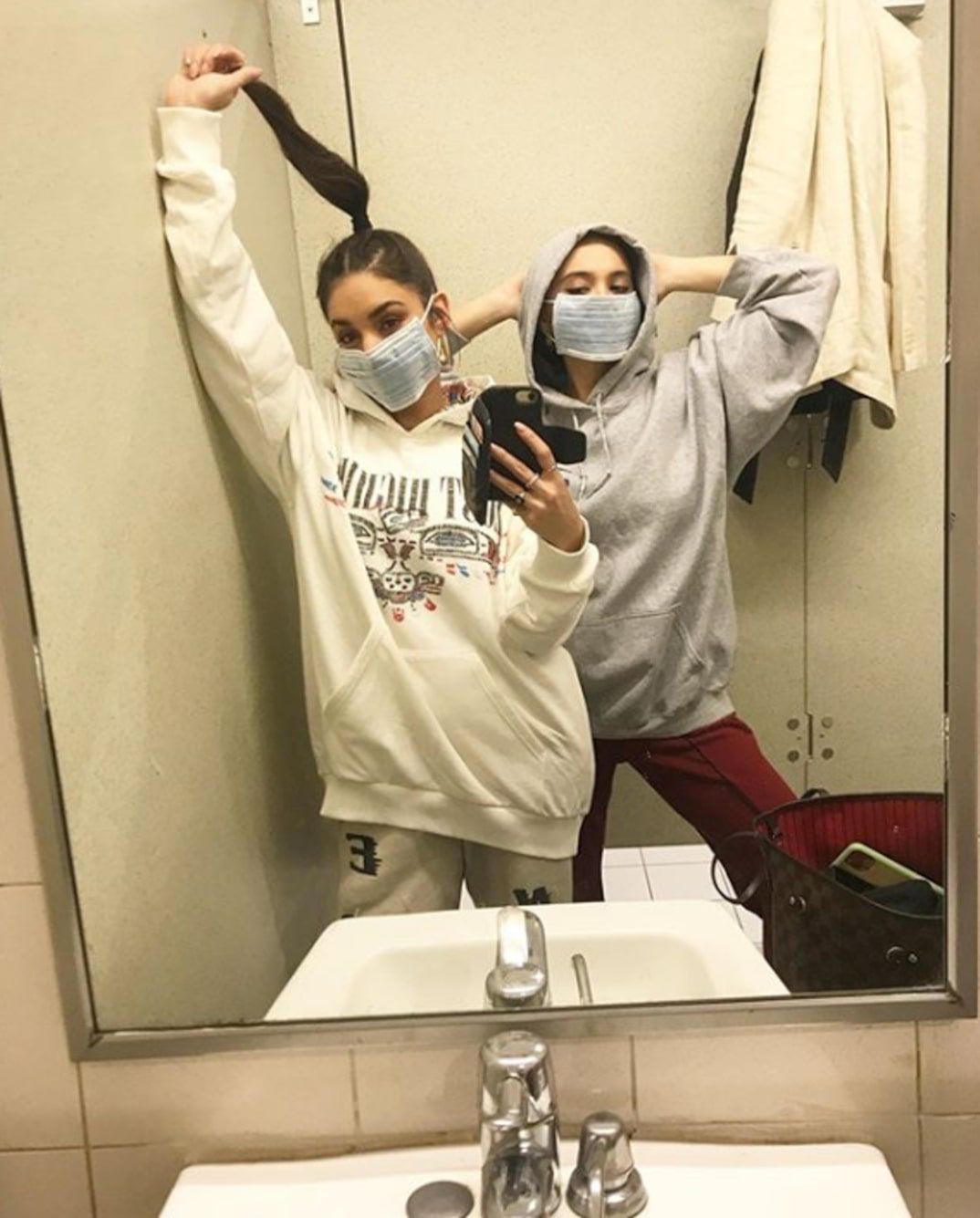 Vanessa e Stella Hudgens usando máscaras
