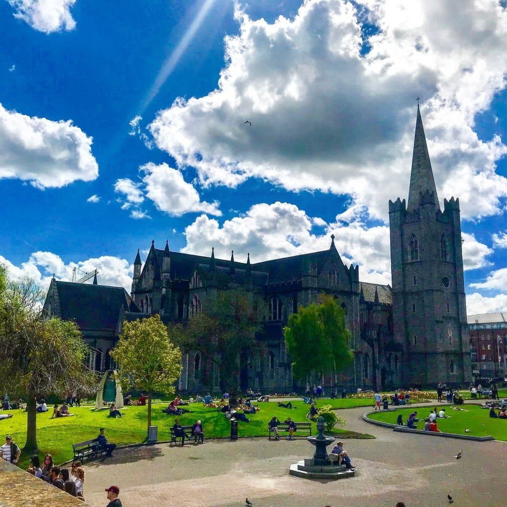 Castelo em Dublin, Irlanda com nuvens e céu azul