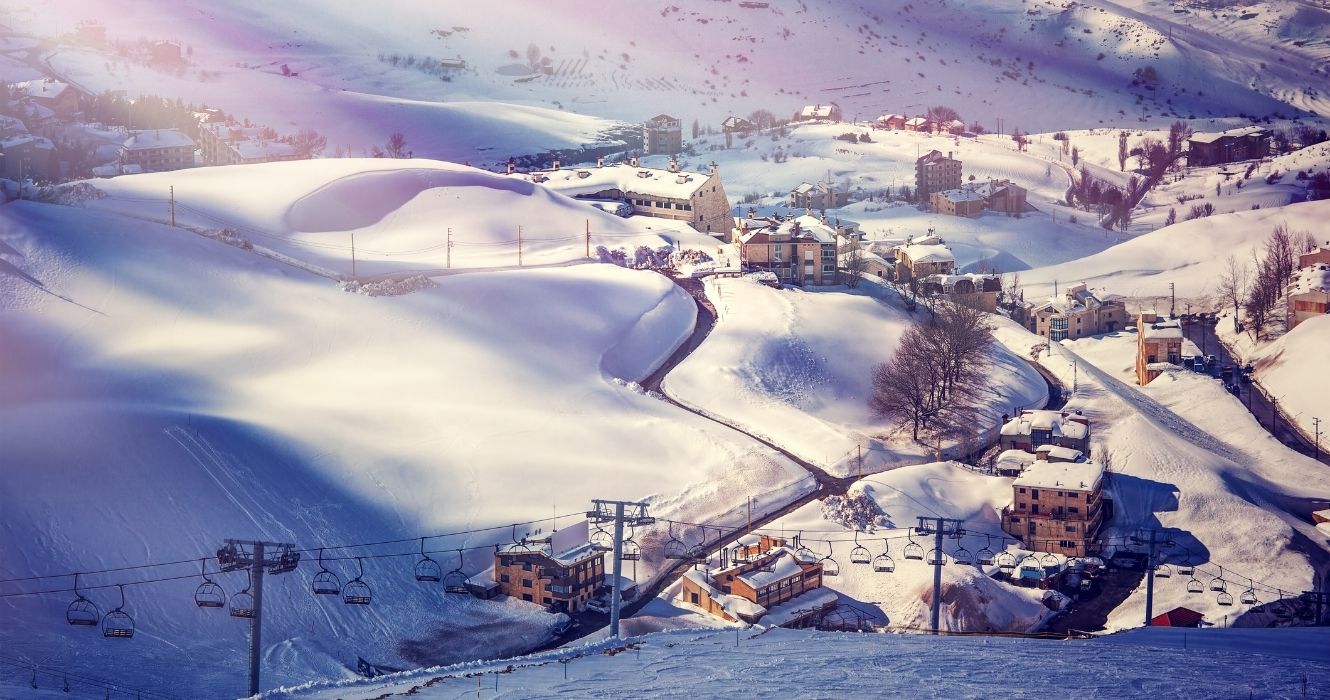 o sol nascendo sobre as pistas de esqui no líbano
