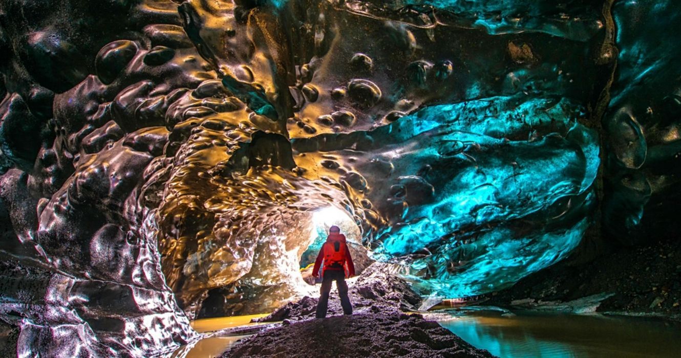 Explorando uma caverna de gelo na Islândia