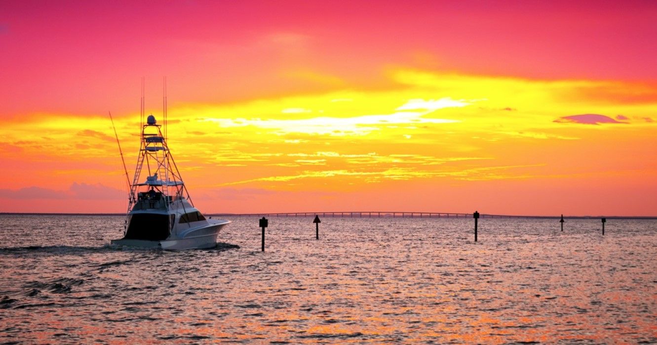 Barco de pesca em um cruzeiro ao pôr do sol em Destin, Flórida
