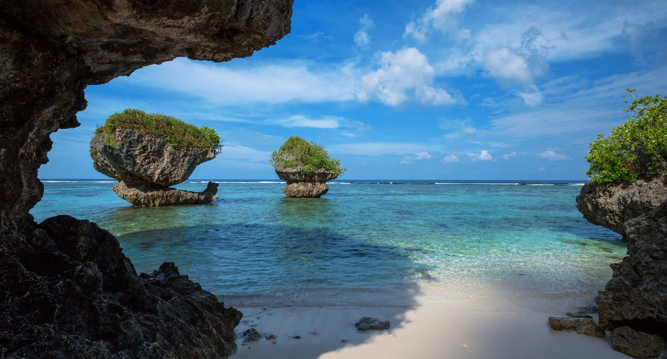 Praia de Tanguisson na ilha tropical de Guam