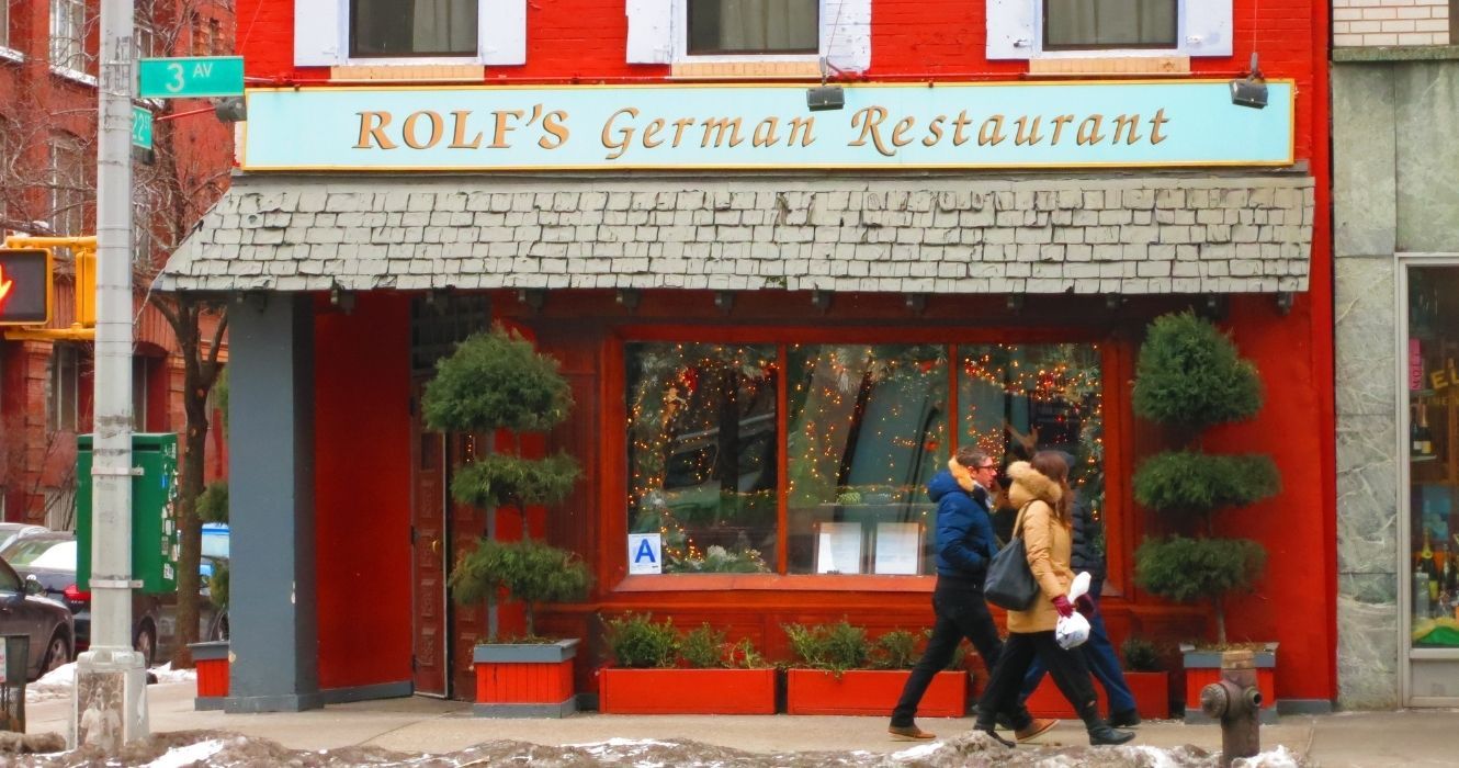 o exterior do restaurante alemão de rolf em nyc