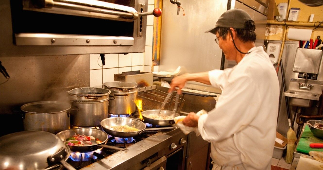 Preparando frutos do mar em um restaurante na Hanover Street em North End, Boston