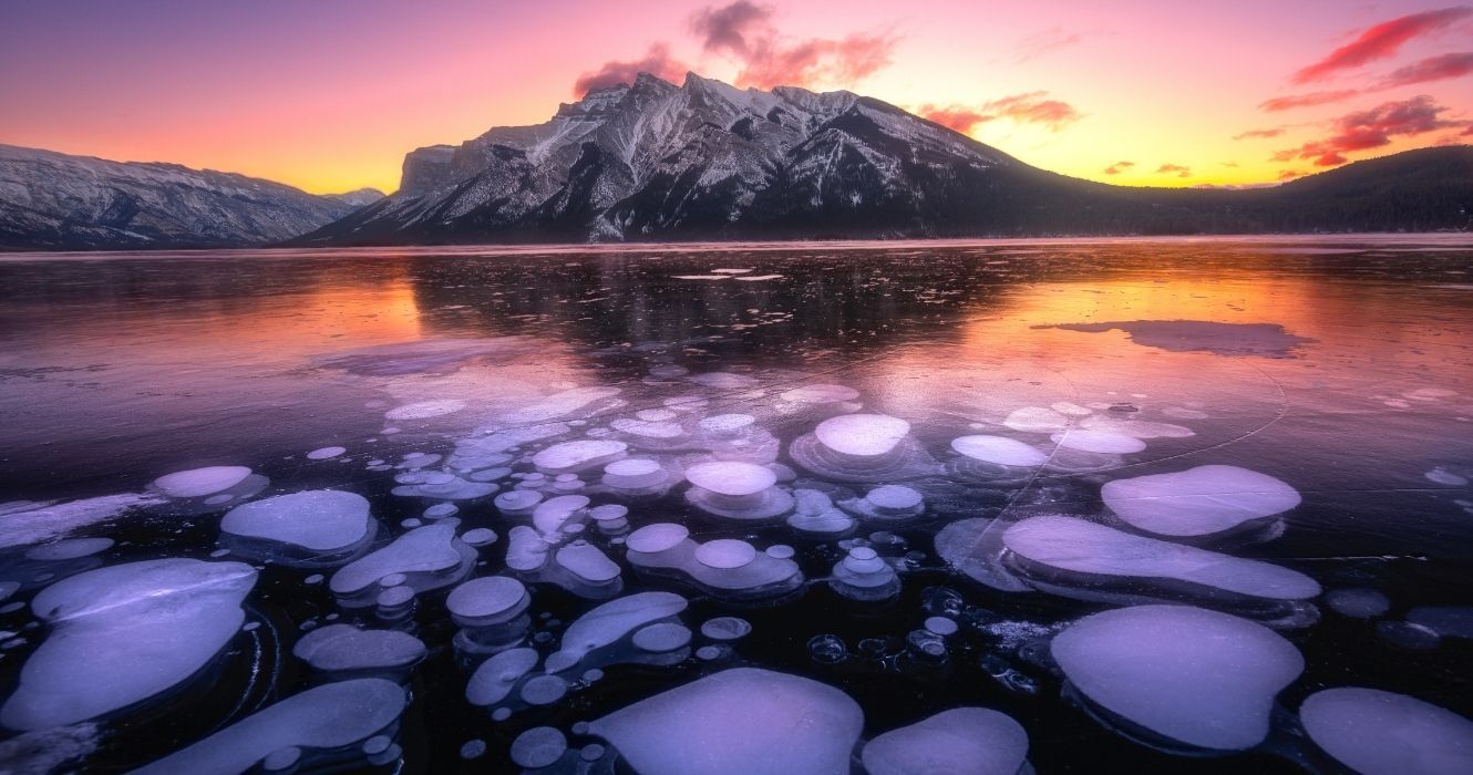 bolhas congeladas no lago abraham ao pôr do sol