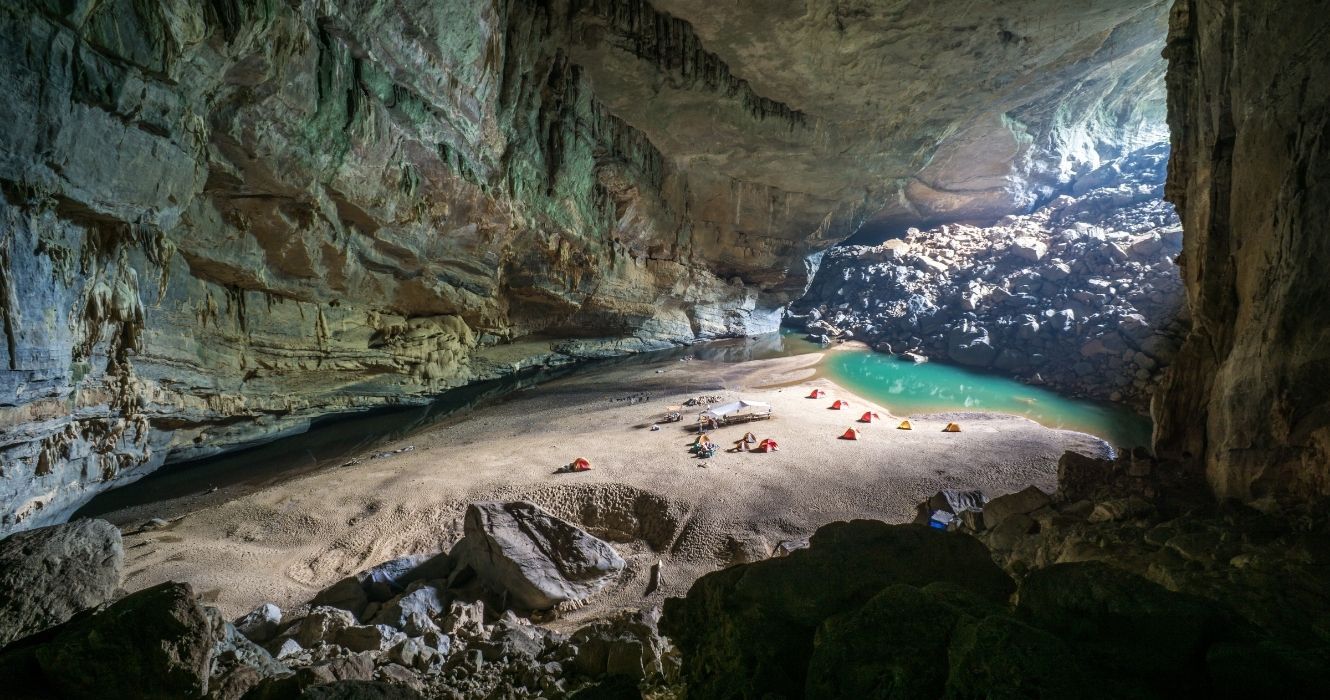 dentro da caverna Hang Sơn Đoòng no vietnã