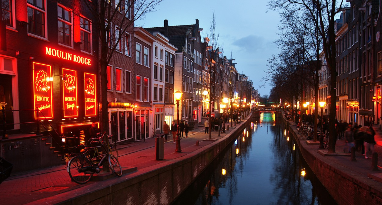 Distrito da luz vermelha no centro de Amsterdã