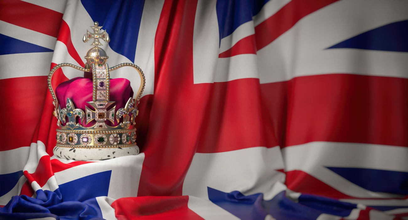 Coroa de ouro real com joias na bandeira britânica
