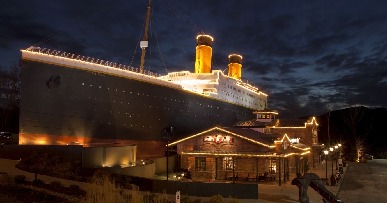 o museu titanic no tennessee à noite