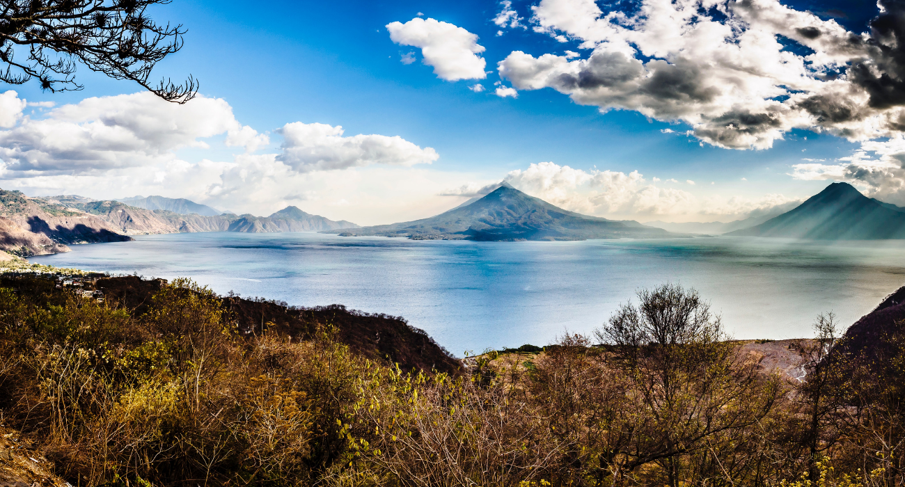 Vista pitoresca do Lago Atitlan