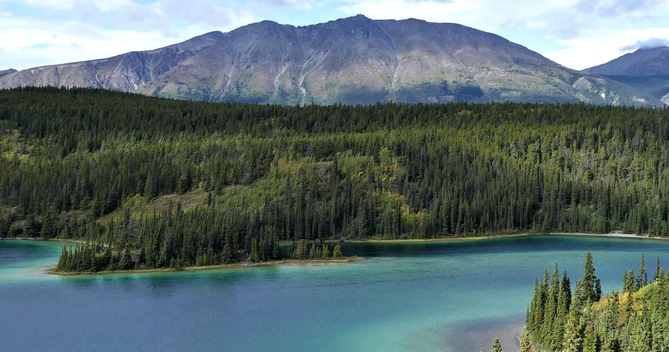Vistas panorâmicas do Lago Esmeralda no território de Yukon